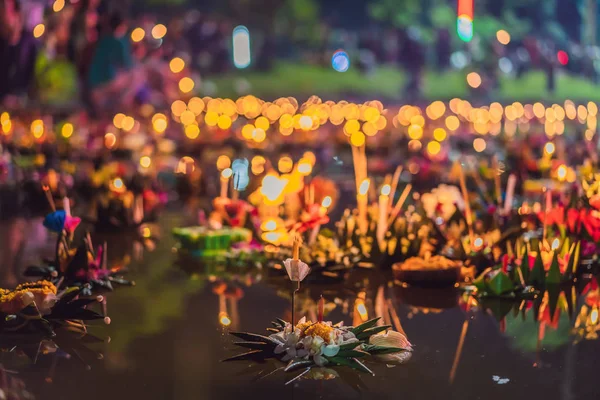 Loy Krathong festival, Lidé koupit květiny a svíčky na světlo a plavat na vodě na oslavu Loy Krathong festival v Thajsku — Stock fotografie