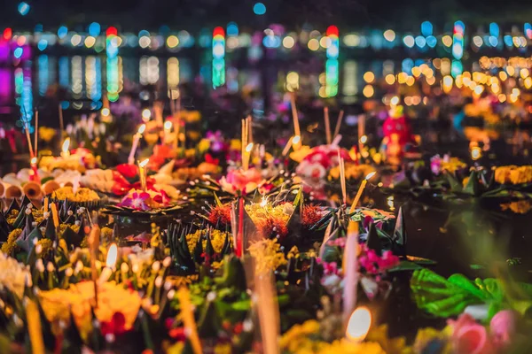 Loy Krathong festival, Folk köper blommor och ljus för att tända och flyta på vatten för att fira Loy Krathong festivalen i Thailand — Stockfoto