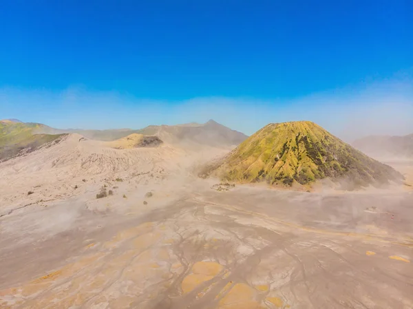 Fotografia aérea do vulcão Bromo e do vulcão Batok no Parque Nacional Bromo Tengger Semeru, em Java Island, Indonésia. Um dos objetos vulcânicos mais famosos do mundo. Viajar para Indonésia — Fotografia de Stock