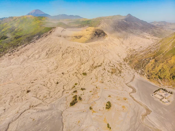 Fotografia aérea do vulcão Bromo e do vulcão Batok no Parque Nacional Bromo Tengger Semeru, em Java Island, Indonésia. Um dos objetos vulcânicos mais famosos do mundo. Viajar para Indonésia — Fotografia de Stock