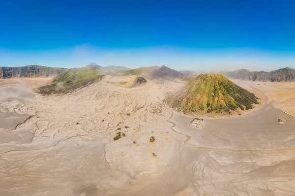 Panoramic Aerial shot of the Bromo vulcano and Batok vulcano at the Bromo Tengger Semeru National Park on Java Island, Indonesia. Um dos objetos vulcânicos mais famosos do mundo. Viagem para — Fotografia de Stock