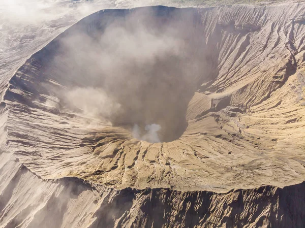 Vista aérea sobre a cratera do vulcão Bromo no Parque Nacional Bromo Tengger Semeru, em Java Island, Indonésia. Um dos objetos vulcânicos mais famosos do mundo. Viagem ao conceito Indonésia — Fotografia de Stock