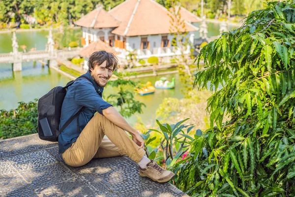 Pappa och son i vattenpalats Soekasada Taman Ujung ruiner på Bali Island i Indonesien. Fantastisk gammal arkitektur. Resor och semestrar bakgrund. Resa med Kids koncept. Barnvänliga ställen — Stockfoto