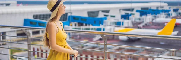 Beginn ihrer Reise. schöne junge Frau in gelbem Kleid und gelbem Koffer wartet auf ihr Flugbanner, Langformat — Stockfoto