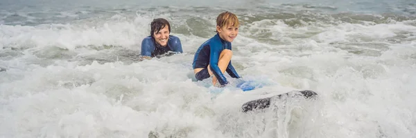 Padre o instructor enseñando a su hijo de 5 años cómo surfear en el mar de vacaciones o vacaciones. Viajes y deportes con concepto infantil. Clase de surf para niños BANNER, FORMATO LARGO — Foto de Stock