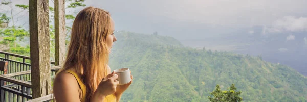 Młoda kobieta pije kawę w kawiarni w górach banner, Long format — Zdjęcie stockowe