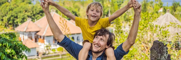 Papá e hijo en el Palacio del Agua Soekasada Taman Ujung Ruinas en la isla de Bali en Indonesia. Increíble arquitectura antigua. Viajes y vacaciones fondo. Viajar con concepto de niños. Niños Lugares amigables BANNER — Foto de Stock