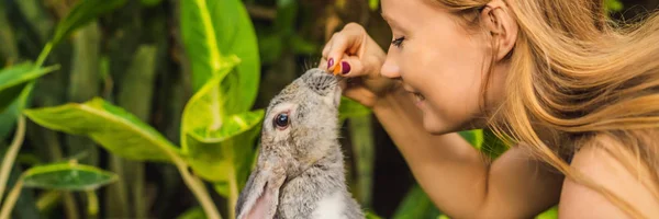 ウサギを抱いた女ウサギ動物の化粧品試験。残酷な自由と停止動物虐待コンセプトバナー、ロングフォーマット — ストック写真