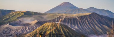 Banner, Java Adası'nda Bromo Tengger Semeru Milli Parkı'nda Uzun Format Sunrise, Endonezya. Bromo veya Gunung Bromo'yu Endonezya, Semeru ve diğer volkanlar üzerinde görüntüleyin.