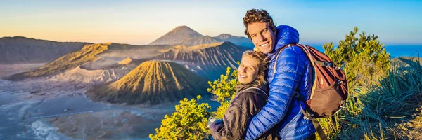 Банер, довгий формат молода пара чоловік і жінка зустрічаються на світанку в Bromo Тенггер Semeru Національний парк на острові Ява, Індонезія. Вони користуються прекрасним видом на Bromo або Gunung Bromo на — стокове фото