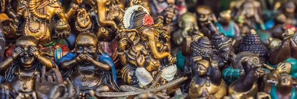 Loja típica de lembranças que vende lembranças e artesanato de Bali no famoso Mercado de Ubud, na Indonésia. Mercado balinês. Lembranças de madeira e artesanato de moradores locais BANNER, LONG FORMAT — Fotografia de Stock