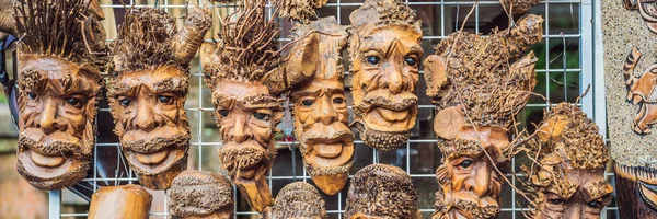 Typische Souvenirwinkel verkoopt souvenirs en ambachten van Bali op de beroemde markt van Ubud, Indonesië. Balinese markt. Souvenirs van hout en ambachten van de lokale bewoners banner, lang formaat — Stockfoto