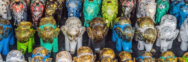 Negozio di souvenir tipico che vende souvenir e artigianato di Bali presso il famoso mercato di Ubud, Indonesia. Mercato balinese. Souvenir di legno e artigianato dei residenti locali BANNER, FORMATO LUNGO — Foto Stock