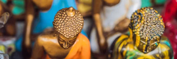 Loja típica de lembranças que vende lembranças e artesanato de Bali no famoso Mercado de Ubud, na Indonésia. Mercado balinês. Lembranças de madeira e artesanato de moradores locais BANNER, LONG FORMAT — Fotografia de Stock