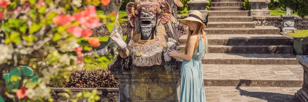 Jovem turista em Taman Tirtagangga, Palácio da água, Parque aquático, Bali Indonesia BANNER, LONG FORMAT — Fotografia de Stock