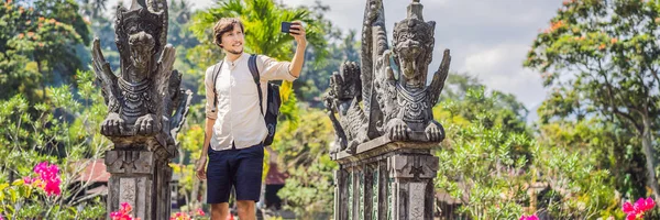 Νέος άνθρωπος τουρίστας στην Ταμάν Tirtagangga, θαλάσσιο παλάτι, υδάτινο πάρκο, Μπαλί Ινδονησία πανό, Long μορφή — Φωτογραφία Αρχείου