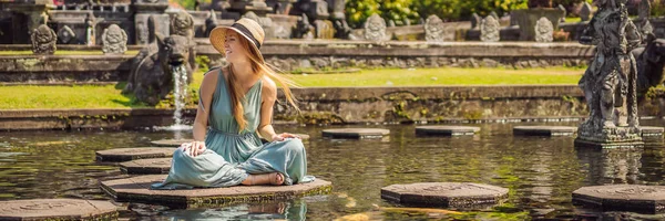 Junge Touristin in taman tirtagangga, wasserpalast, wasserpark, bali indonesien banner, langformat — Stockfoto