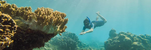 Homem feliz em mergulho máscara snorkeling subaquático com peixes tropicais na piscina de recife de coral mar. Estilo de vida de viagem, esporte aquático aventura ao ar livre, aulas de natação em férias na praia de verão. Vista aérea de — Fotografia de Stock