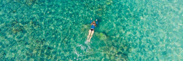 배너, 스노클링 마스크에서 긴 형식 의 행복한 여자는 산호초 바다 수영장에서 열대 어류와 수중 다이빙. 여행 라이프 스타일, 수상 스포츠 야외 모험, 여름 해변에서 수영 레슨 — 스톡 사진
