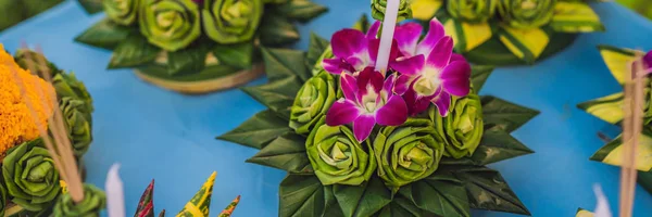 洛伊·克拉通节, 人们购买鲜花和蜡烛照明和漂浮在水面上, 以庆祝洛伊克拉通节日在泰国横幅, 长格式 — 图库照片