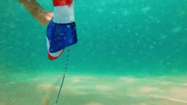 Slowmotion tiro de um homem mergulho snorkeler e colocando a bandeira da Tailândia no fundo do mar. Bandeira cercada por peixes tropicais. Viaje para o conceito Tailândia. Mergulho e snorkeling em Tailândia — Vídeo de Stock