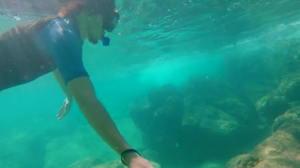 Jovem snorkling em um belo mar azul e faz um vídeo selfie — Vídeo de Stock