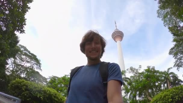 Młody człowiek turysta robi selfie wideo w Kuala Lumpur Eco Park — Wideo stockowe