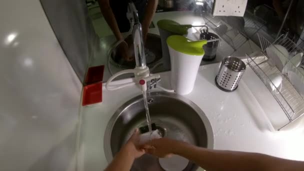 Ponto de vista lento tiro de um homem lavar pratos e copos em uma cozinha — Vídeo de Stock