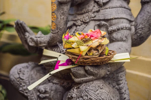 Traditionele Balinese offerandes aan goden in Bali met bloemen en aromatische stokjes — Stockfoto