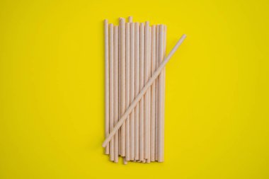 Sarı arka planda retro kağıt pipetler