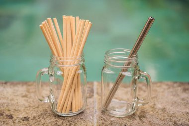 Havuz arka planda çelik içme vs tek kullanımlık pipetler. Sıfır atık kavramı