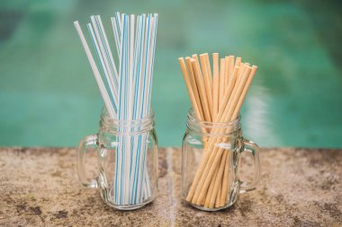 havuzun arka planında kağıt ve plastik içme pipetleri