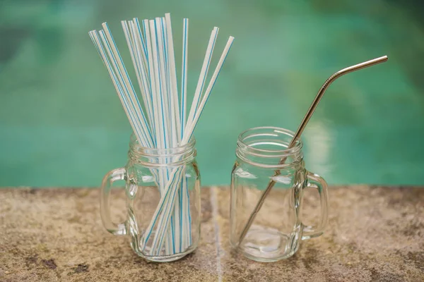 Havuz arka planda çelik içme vs tek kullanımlık pipetler. Sıfır atık kavramı