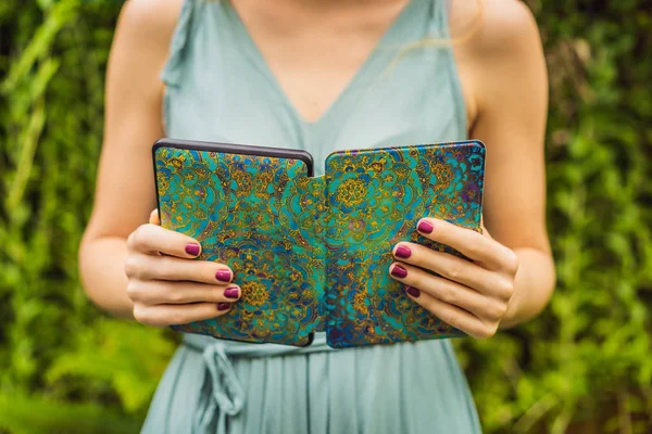 Femme lit e-book sur chaise longue dans le jardin — Photo