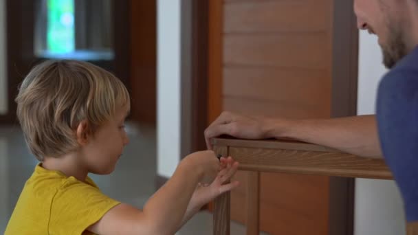 Padre y su pequeño hijo están montando muebles. Montan una silla de cocina — Vídeos de Stock