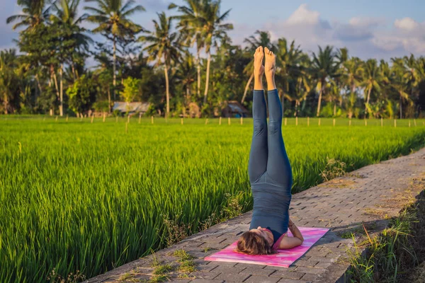 Genç kadın pratik yoga açık sabah Bali sağlık geri çekilme sırasında alanlarında pirinç — Stok fotoğraf