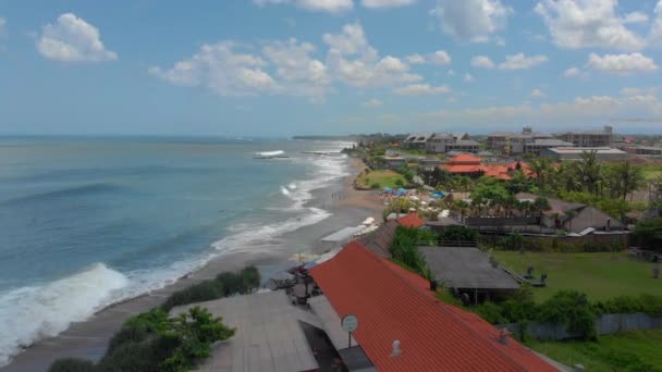Vista de Aeriak na praia de Batu Bolong na ilha de Bali, Indonésia — Vídeo de Stock