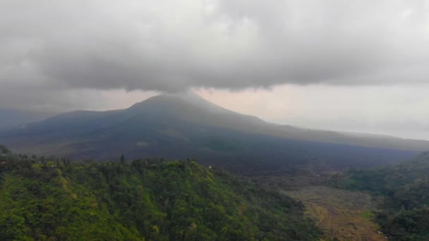 Luchtfoto van de vulkaan Batur op het eiland Bali, Indonesië. Met een snelheids helling effect — Stockvideo