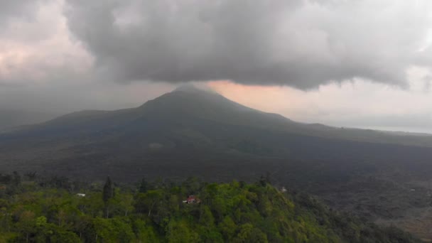 Aerial Shot av Batur vulkanen på Bali Island, Indonesien — Stockvideo