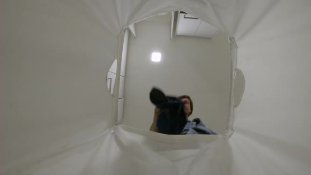 Θέα από ένα καλάθι ρούχων-άνθρωπος ρίχνει βρώμικα ρούχα σε ένα καλάθι — Αρχείο Βίντεο