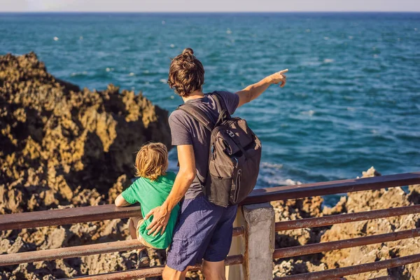 Vader en zoon reizigers op verbazingwekkende Nusadua, Waterbloom fontein, Bali eiland Indonesië. Reizen met Kids concept — Stockfoto