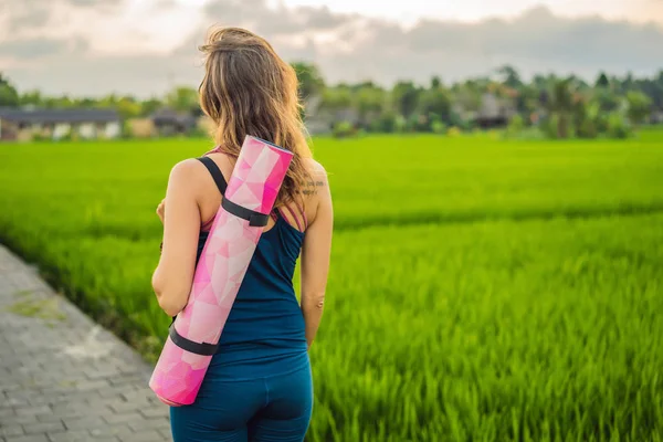 Młoda kobieta praktyki jogi odkryty w pól ryżowych rano podczas odnowy biologicznej retreat w Bali — Zdjęcie stockowe