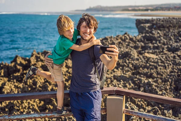 Viajeros de padre e hijo en la increíble Nusadua, Waterbloom Fountain, Bali Island Indonesia. Viajar con concepto de niños — Foto de Stock