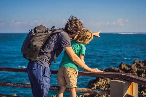 Pai e filho viajantes em incrível Nusadua, Waterbloom Fountain, Bali Island Indonesia. Viajar com conceito de crianças — Fotografia de Stock