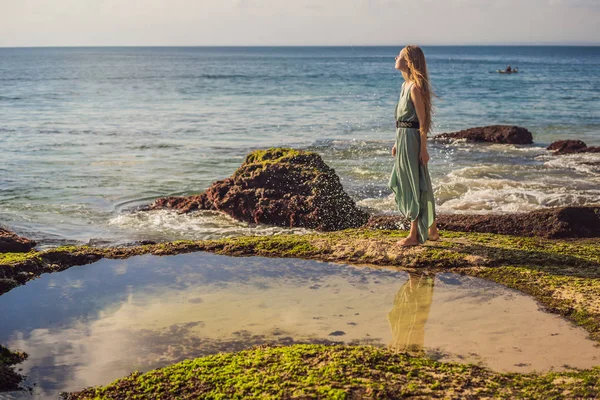 Jonge vrouw toerist op Pantai Tegal Wangi Beach, Bali eiland, Indonesië. Bali Travel concept — Stockfoto