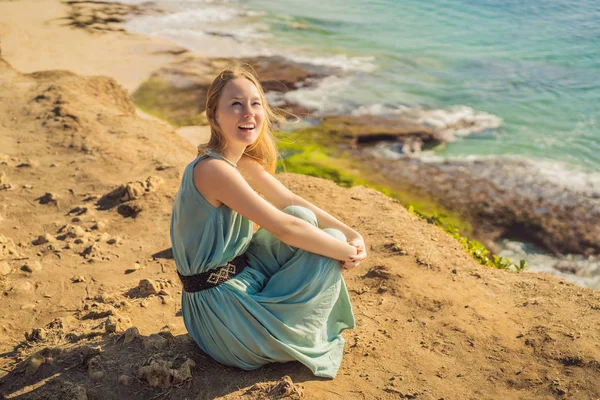 Jonge vrouw toerist op Pantai Tegal Wangi Beach, Bali eiland, Indonesië. Bali Travel concept — Stockfoto