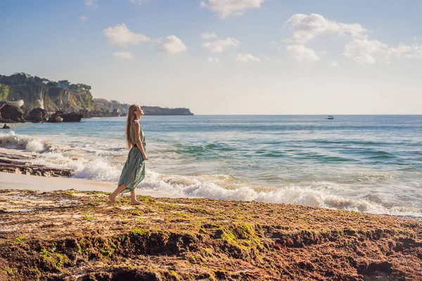 Jonge vrouw toerist op Pantai Tegal Wangi Beach, Bali eiland, Indonesië. Bali Travel concept — Stockfoto