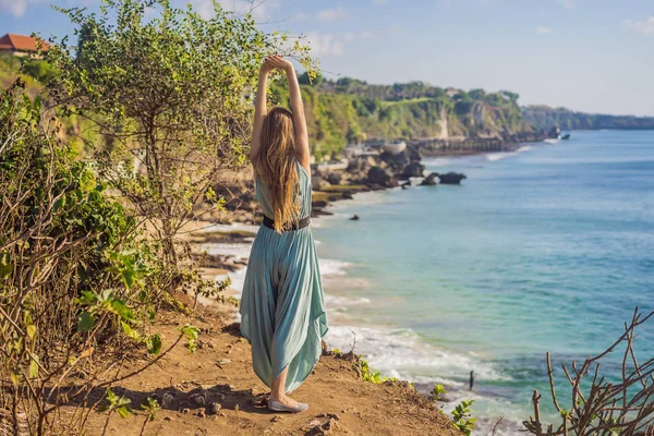 Jonge vrouw toerist op Pantai Tegal Wangi Beach, Bali eiland, Indonesië. Bali Travel concept — Stockfoto