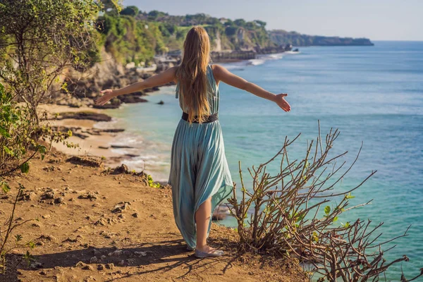 Jonge vrouw toerist op Pantai Tegal Wangi Beach, Bali eiland, Indonesië. Bali Travel concept — Stockfoto