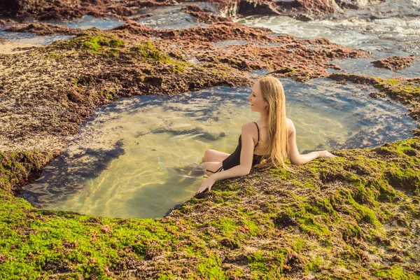 Joven turista en Pantai Tegal Wangi Beach sentada en un baño de agua de mar, Isla de Bali, Indonesia. Concepto de viaje de Bali —  Fotos de Stock